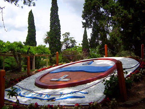 Imagen del Escudo Heráldico de Luján en la Plaza Colón