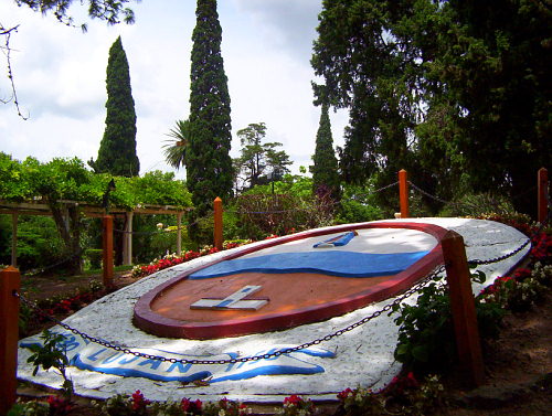 Imagen del Escudo Herldico de Lujn en la Plaza Coln